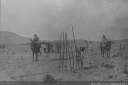 Obreros del salitre catando, 1906