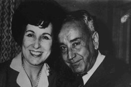 Juan Guzmán Cruchaga junto a su esposa Raquel Tapia Caballero, Santiago hacia 1962