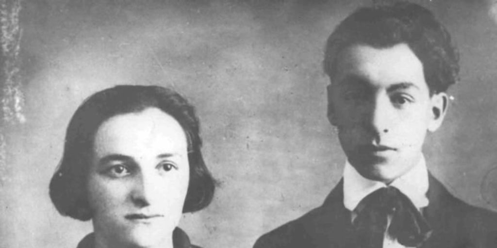 Pablo Neruda junto a su hermana hacia 1916