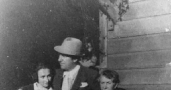 Pablo Neruda junto a su mamadre, Trinidad Candia, y su hermana, en Temuco