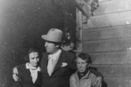 Pablo Neruda junto a su mamadre, Trinidad Candia, y su hermana, en Temuco
