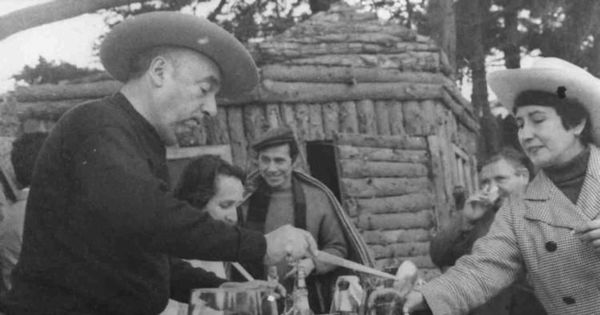 Pablo Neruda junto a intelectuales y amigos en Isla Negra