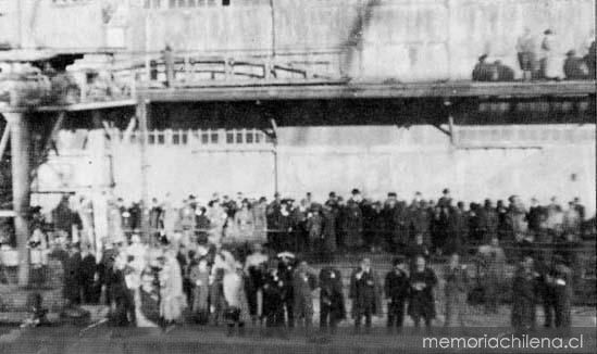 Un grupo de autoridades, entre las que se encuentra el Alcalde de Valparaíso, Pedro Pacheco, dio la bienvenida a los inmigrantes junto al sitio A del espigón, 1939
