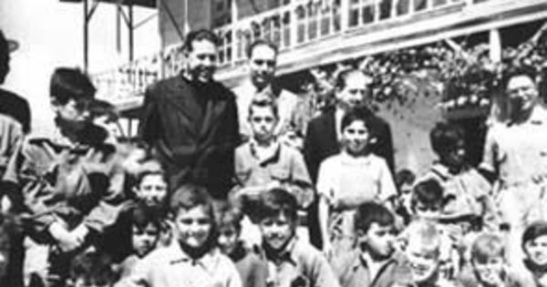 Padre Alberto Hurtado con niños