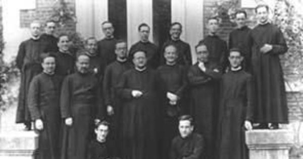 Padre Alberto Hurtado con estudiantes en Lovaina de pie atrás, tercero de derecha a izquierda