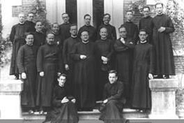 Padre Alberto Hurtado con estudiantes en Lovaina de pie atrás, tercero de derecha a izquierda