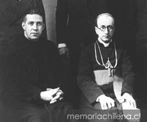 Alberto Hurtado Cruchaga con monseñor Manuel Larraín Errázuriz, en el 25 aniversario de su episcopado