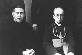 Alberto Hurtado Cruchaga con monseñor Manuel Larraín Errázuriz, en el 25 aniversario de su episcopado