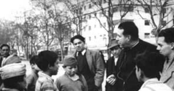 Padre Alberto Hurtado con niños de la calle