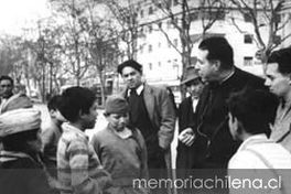 Padre Alberto Hurtado con niños de la calle