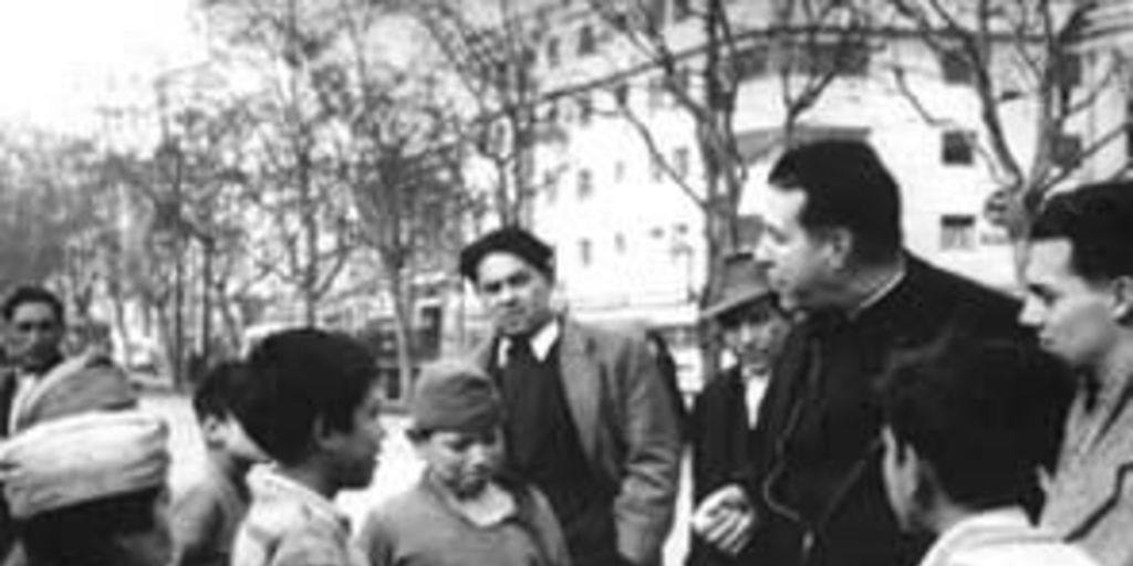 Padre Alberto Hurtado con niños de la calle