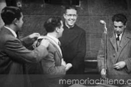 Padre Alberto Hurtado con sindicalistas