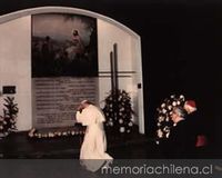 Papa Juan Pablo II en la Capilla del perdón, en el Santuario del Padre Alberto Hurtado, 1987