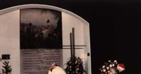 Papa Juan Pablo II en la Capilla del perdón, en el Santuario del Padre Alberto Hurtado, 1987