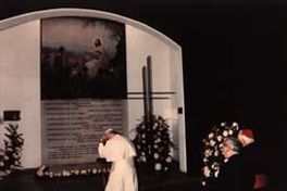 Papa Juan Pablo II en la Capilla del perdón, en el Santuario del Padre Alberto Hurtado, 1987