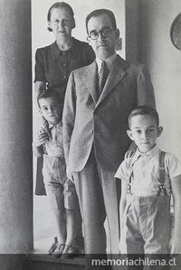 Elena Caffarena con su marido Jorge Jiles y sus dos primeros hijos