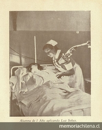 Pie de foto: Alumna Escuela de Enfermeras Universidad de Chile aplicando Luz Solux, 1938