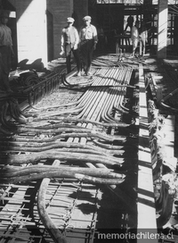 Disponiendo cables al interior de la Central Queltehue, 1925