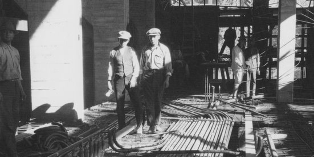 Disponiendo cables al interior de la Central Queltehue, 1925