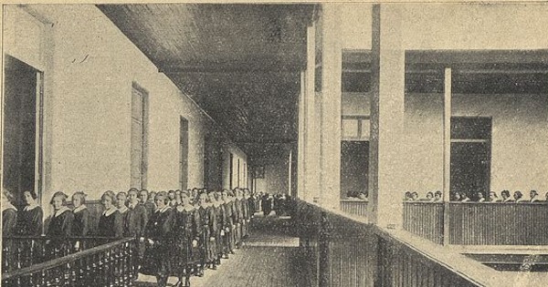 Corredores del Liceo de Señoritas "José Miguel Infante", 1926.