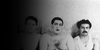 Los artistas Juan Domingo Dávila y Carlos Leppe y el boxeador Manuel Cárdenas en una performance realizada en la Bienal de París, 1982 Los artistas Juan Domingo Dávila y Carlos Leppe y el boxeador Manuel Cárdenas en una performance realizada en la Bienal de París, 1982