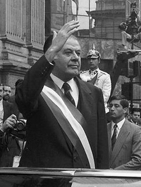 Pie de foto: El presidente Aylwin regresa a la moneda tras participar en el Tedeum, 18 de Septiembre de 1990.