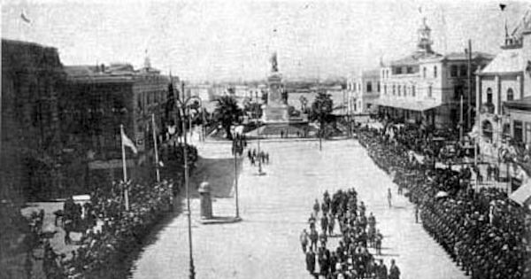 S.E. el Vicepresidente de la República y la comitiva en Dirección a la Intendencia, 1910