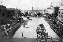 S.E. el Vicepresidente de la República y la comitiva en Dirección a la Intendencia, 1910