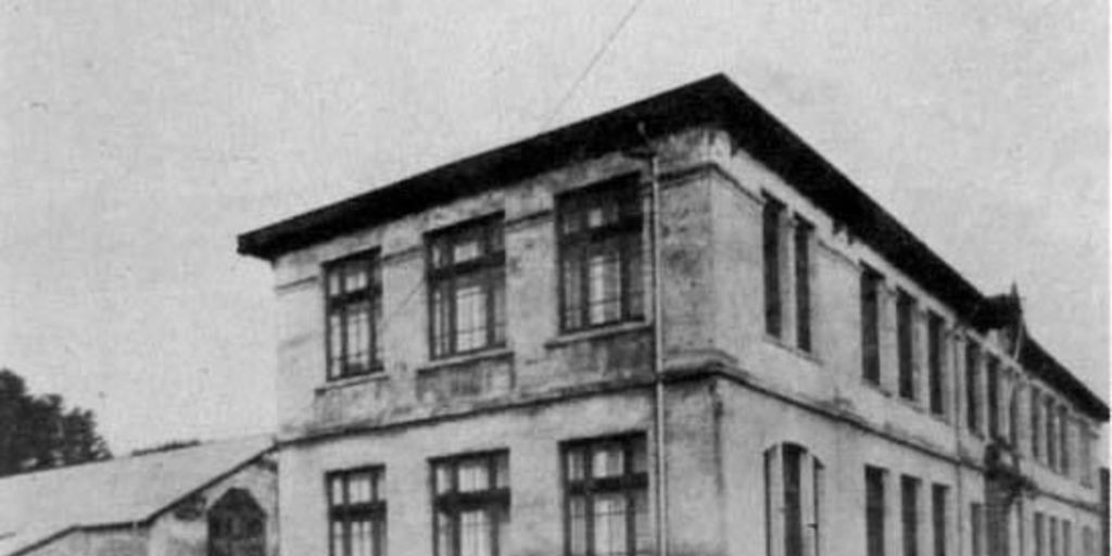 Vista del edificio de la Escuela de Ingeniería Industrial, frente a la actual calle Edmundo Larenas, cuando sólo tenía dos pisos