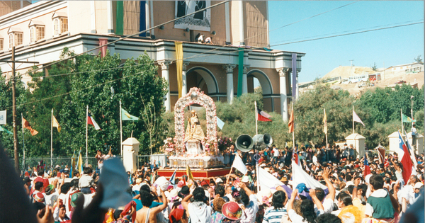 Fiesta de la Virgen de Andacollo, iglesia y fieles, diciembre, 1996