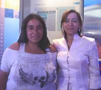 Nivia Palma, Directora de Bibliotecas, Archivos y Museos junto a Valeria Lillo Paredes, creadora de uno de los sitios que participan de la muestra.