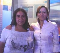 Nivia Palma, Directora de Bibliotecas, Archivos y Museos junto a Valeria Lillo Paredes, creadora de uno de los sitios que participan de la muestra. Nivia Palma, Directora de Bibliotecas, Archivos y Museos junto a Valeria Lillo Paredes, creadora de uno de los sitios que participan de la muestra.