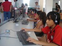 Público en la Biblioteca de Santiago, accediendo a los sitios creados a través del Programa BiblioRedes.