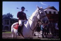 Jinete y su caballo en el hipódromo, ca. 1985