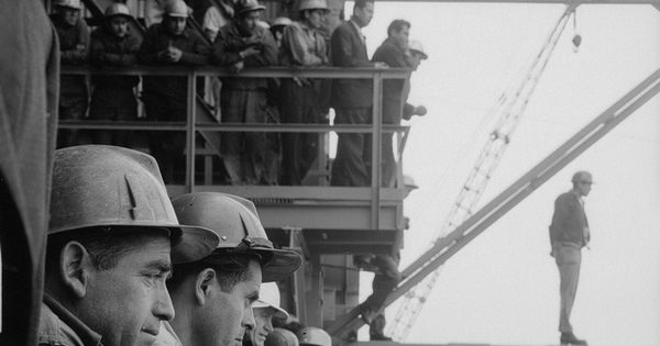 Trabajadores en Planta Siderúrgica de Huachipato, Compañía de Acero del Pacífico, hacia 1960