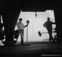Dos hombres en las instalaciones de la Planta Siderúrgica de Huachipato, Compañía de Acero del Pacífico, hacia 1960