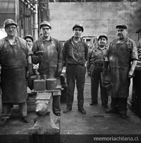 Trabajadores de la Maestranza de Huachipato, Compañía de Acero del Pacífico, hacia 1960