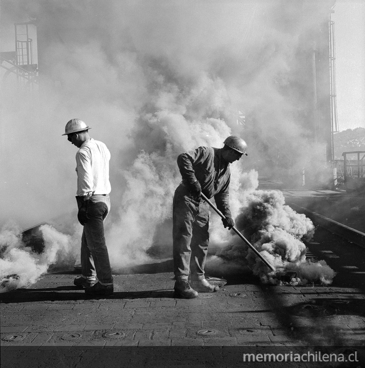 Trabajadores en la coquería de Huachipato, Compañía de Acero del Pacífico, hacia 1960