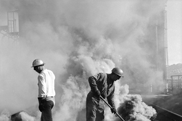 Trabajadores en la coquería de Huachipato, Compañía de Acero del Pacífico, hacia 1960
