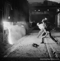 Trabajadores en altos hornos de la fundición de acero. Planta Huachipato de la Compañía de Aceros del Pacífico, hacia 1960