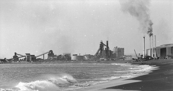 Vista de la Planta Siderúrgica de Huachipato, Compañía de Acero del Pacífico, hacia 1960