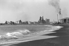 Vista de la Planta Siderúrgica de Huachipato, Compañía de Acero del Pacífico, hacia 1960