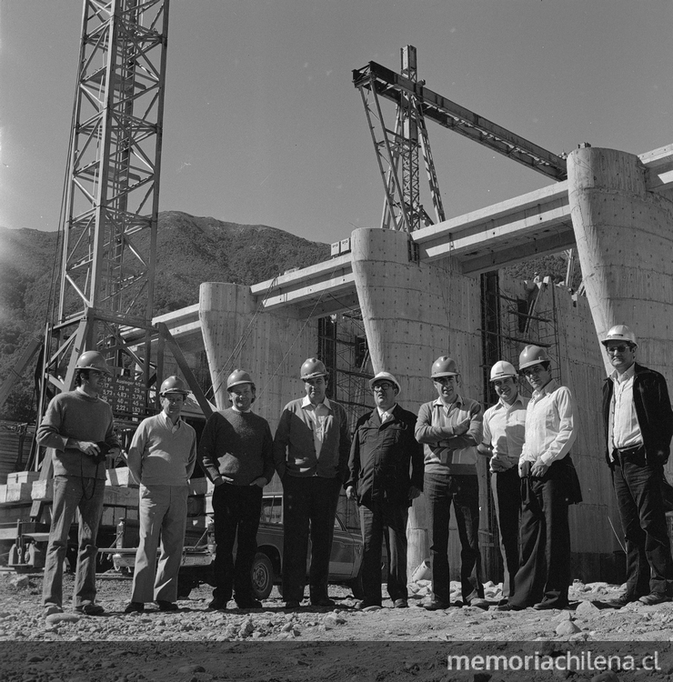 Grupo de trabajadores junto a las obras en construcción de la bocatoma Polcura de la Central Hidroeléctrica Antuco, marzo de 1980