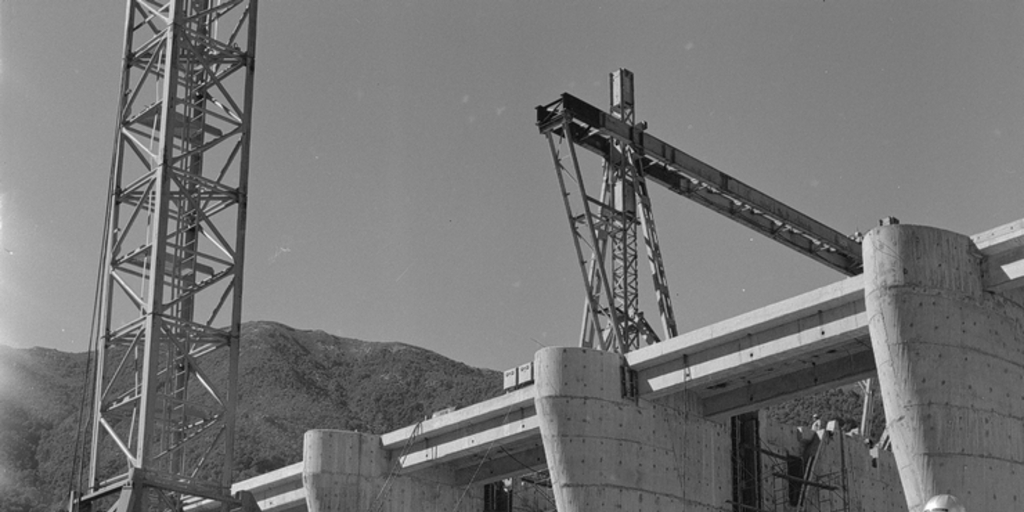 Grupo de trabajadores junto a las obras en construcción de la bocatoma Polcura de la Central Hidroeléctrica Antuco, marzo de 1980