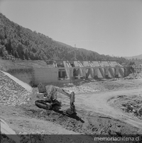 Vista de las obras en construcción de la bocatoma Polcura de la Central Hidroeléctrica Antuco, marzo de 1980