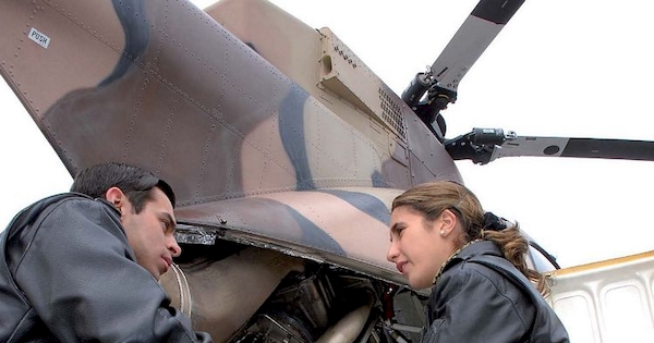 Mujer piloto del Ejército, ca. 2008