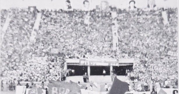 Brigadas Ramona Parra en el Estadio Nacional, con motivo de la clausura del VIIº Congreso de las Juventudes Comunistas de Chile