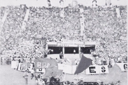 Brigadas Ramona Parra en el Estadio Nacional, con motivo de la clausura del VIIº Congreso de las Juventudes Comunistas de Chile