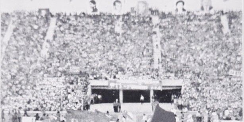 Brigadas Ramona Parra en el Estadio Nacional, con motivo de la clausura del VIIº Congreso de las Juventudes Comunistas de Chile