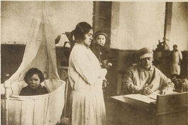 Visitadora recoge datos de una madre, 1928